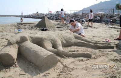 (EN) Kumdan heykel yarışması yapıldı
