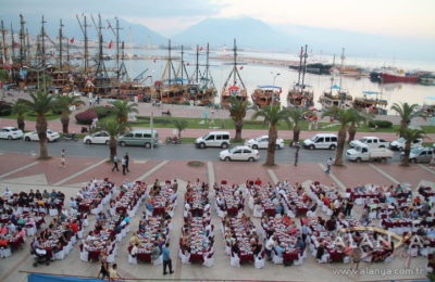 Dünyaya örnek iftar