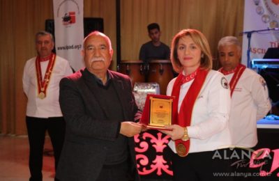 AKPAB emektarlara plaket verdi