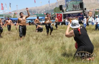 Alanya’da turistler kispet giydi