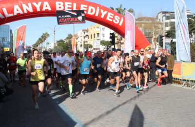 (Turkish) 20. Alanya Atatürk Halk Koşusu ve Yarı Maratonu yapıldı