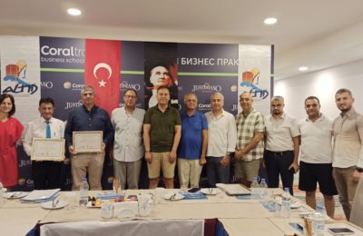 (Turkish) Hayırsever otel işletmecilerine plaket verildi