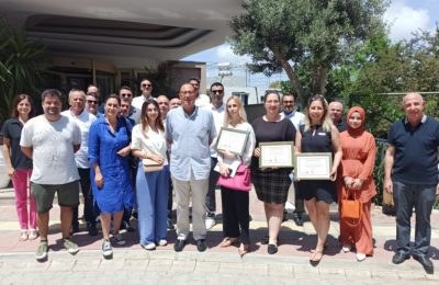 Hayırsever otel işletmecilerine plaket verildi